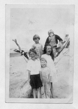 Elizabeth Jones, Rita Jones, Beverly Banfield, LaDora Jones, Bud Banfield. Seaview WA. August 1922.